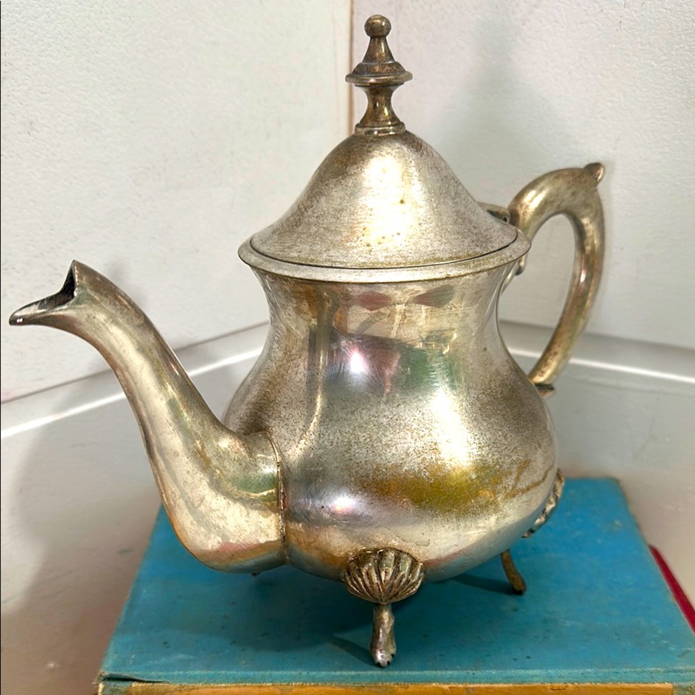 Vintage Elegant Silver plated Teapot simple Colonial look